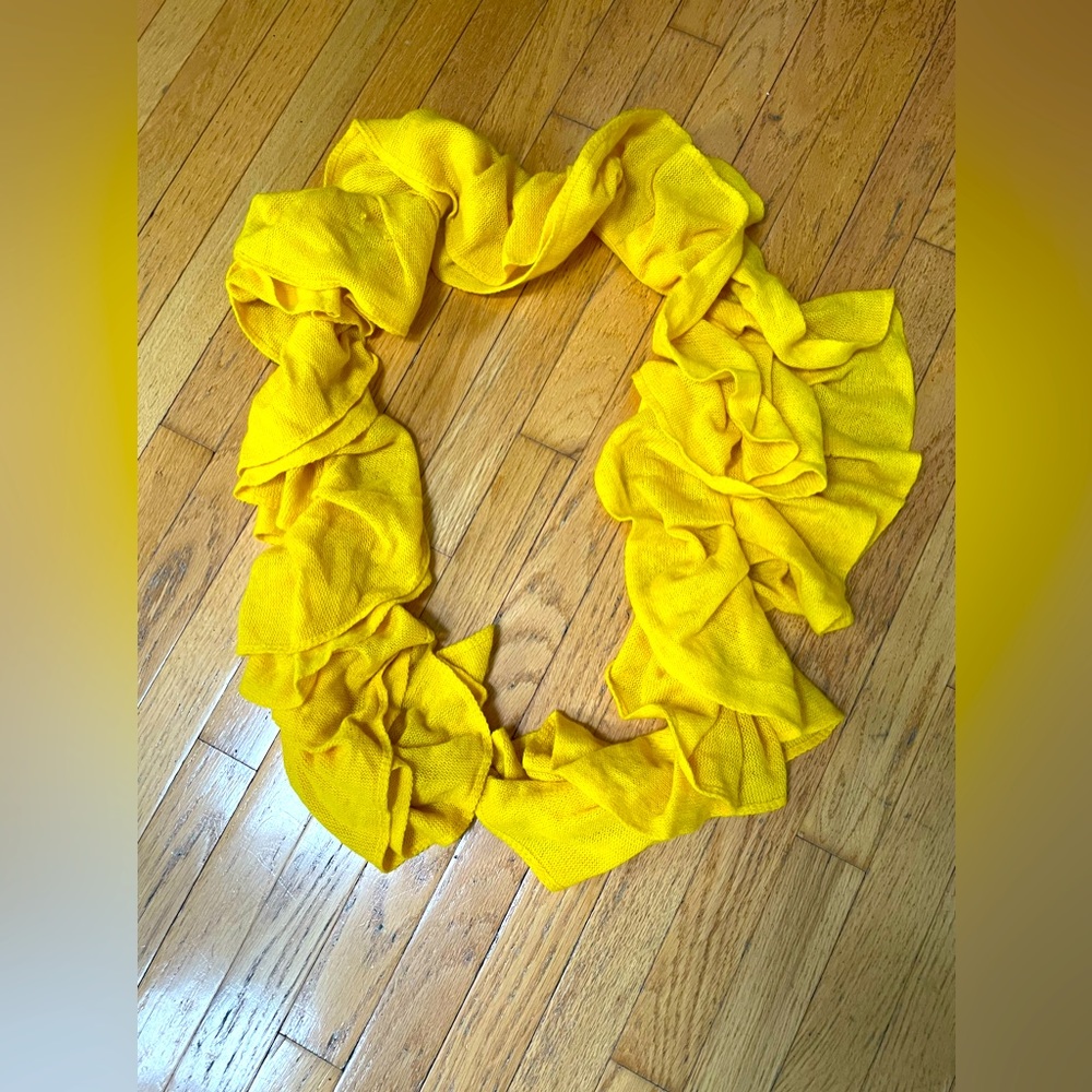 Women's Ruffled Scarf